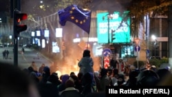 Проєвропейські протестувальники збираються на проспекті Чавчавадзе в Тбілісі вранці 3 грудня