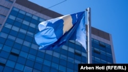 Flamuri i Kosovës pranë ndërtesës së Qeverisë së vendit, në Prishtinë. Fotografi nga arkivi.