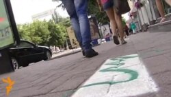 У зелені смужки розфарбували тротуари Кіровограда