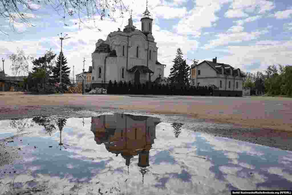 Храм святого благовірного князя Ігоря Чернігівського був зруйнований, за словами очевидців, російськими обстрілами у квітні 2024 року.Експерти та військові ще у березні заговорили про Костянтинівку як про ймовірну наступну ціль Росії. Це добре відома тактика агресора перед наступом: зосередитись на знищенні усіх можливих споруд, щоб у місті важче було тримати оборону, кажуть вони