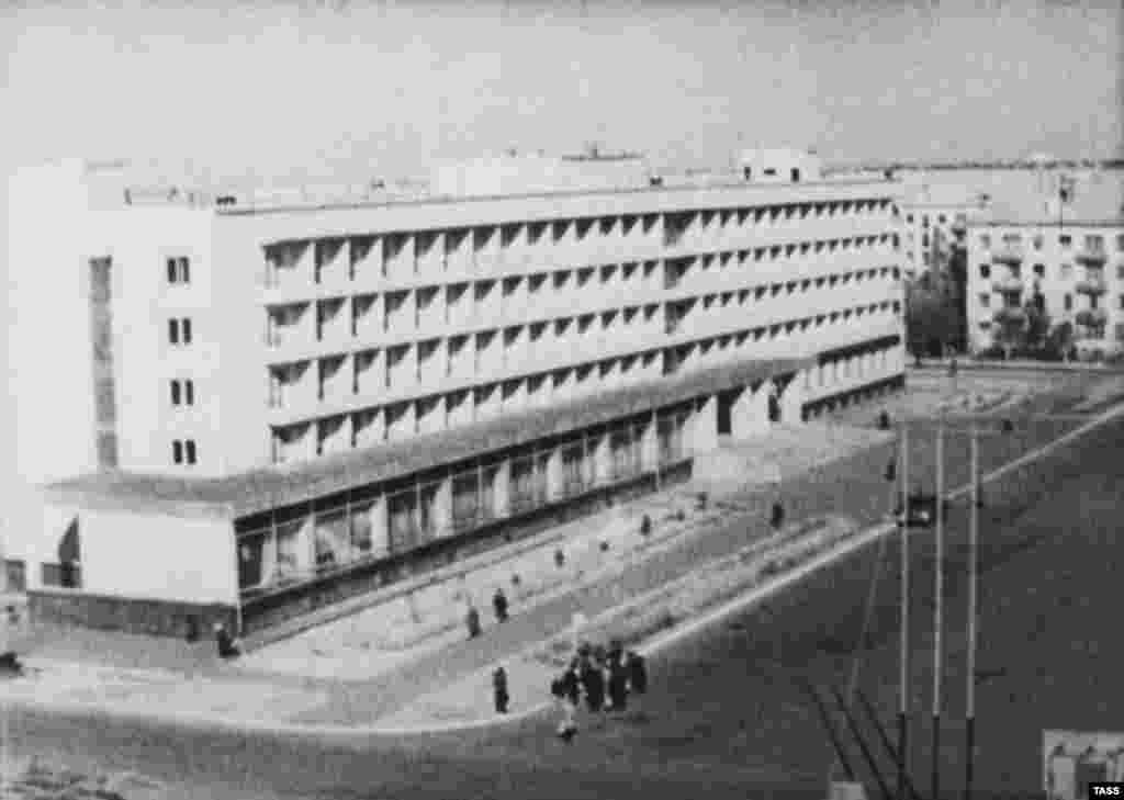 Місто Байконур (в той час він називався Ленінським) був побудований для управління запусками. Рівна пустельна степ, яка оточувала об&#39;єкт, дозволяла спілкуватися по рації на досить великій відстані. Відсутність населених пунктів знижувало ризик того, що залишки ступенів ракети впадуть на дахи будинків. А близькість до екватору давала можливість використовувати обертання Землі при запусках ракет на орбіту