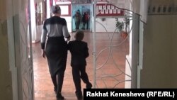 Аслан бир да сабакты калтырбоого аракеттенет.