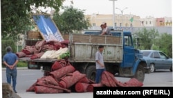 Подготовка ко Дню туркменского ковра в Туркменистане (архивное фото)