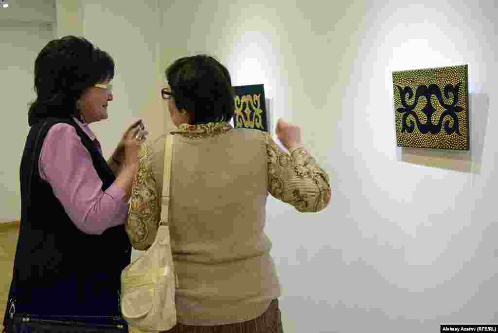 На стене напротив &ndash; двенадцать холстов из цикла &laquo;Я &ndash; номад&raquo;, выполненные в смешанной технике. При их создании Наргис Рахманова опиралась на традиционный казахский орнамент.