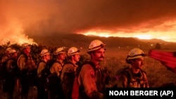 Tűzoltók a kaliforniai Doyle-ban 2021. július 9-én. Képünk illusztráció