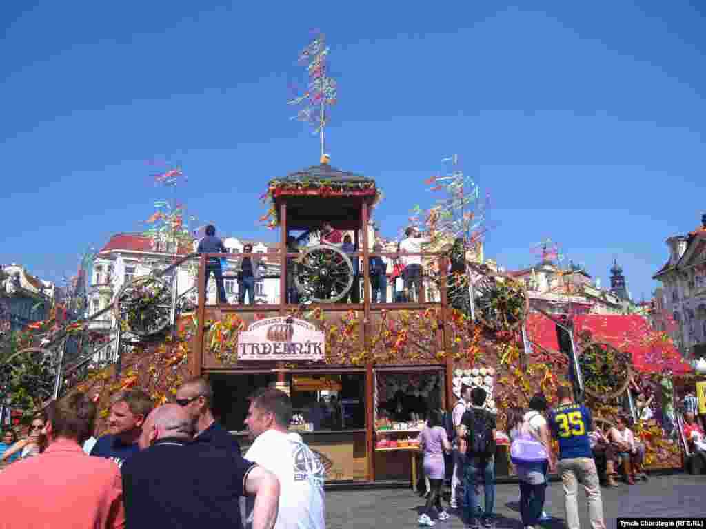 Гүлгө чөмүлгөн Эски шаар. - Чехиянын ордо шаары Прага пасха майрамы маалында. 2011-жылдын апрели. Т.Чоротегин. 1-сүрөт. 