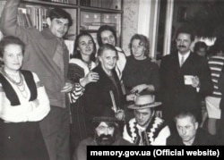 Святкування Різдва у Садовських за юліанським календарем, незадовго до початку арештів українських дисидентів. Стоять зліва направо: Любомира Попадюк, Василь Стус, Олена Антонів, Ірина Калинець, Марія й Ганна Садовські, Михайло Горинь. Сидять – Стефанія Шабатура («циган»), Мар’ян Гатало, Олександр Кузьменко. Львів, 1972 рік