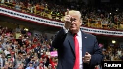 Дональд Трамп Теннесси штатындагы үгүт митингде. 4-ноябрь, 2018-жыл. 