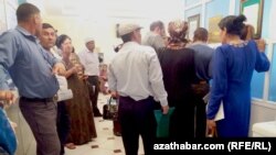 Очередь в отделении банка на денежный перевод, Туркменистан (архивное фото) 