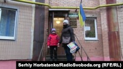 Анна и Антон на пороге библиотеки