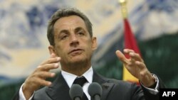 «Мтели Квира» также пишет, что в связи с визитом Саркози в социальных сетях и интернет-форумах появились призывы провести 7 октября акции протеста, так как Франция не обеспечила выполнение трехстороннего соглашения, а также продала России вертолетоносец «