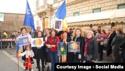 Alegerile parlamentare din noiembrie 2014 lângă o secţie de votare deschisă la Roma