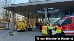 Poliția și pompierii securizează zona din jurul universității din Heidelberg, după ce un bărbat înarmat a ucis o persoană și alte trei într-un atac dintr-o sală de curs, înainte de a se împușca. Fotografie realizată pe 24 ianuarie 2022.