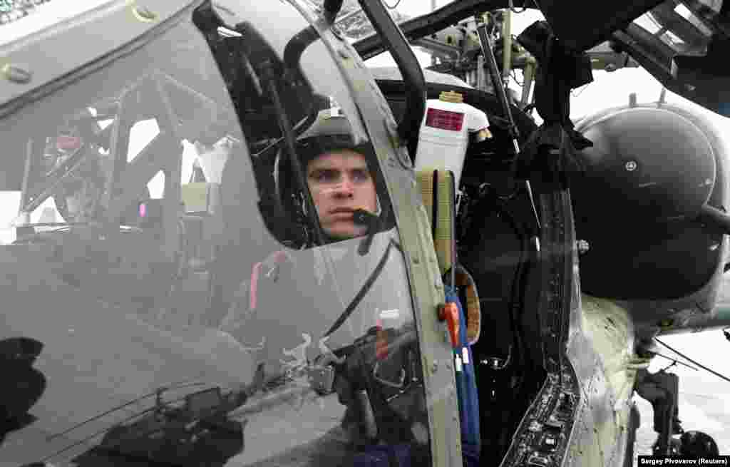 Пилот седи во пилотската кабина за време на тестирањето на летот на хеликоптерот Ка-52 на 19 јануари. Москва негираше какви било планови за напад на Украина и го обвини НАТО дека планира да ја прими земјата како членка на Алијансата, како и да распореди офанзивно оружје таму.​ &nbsp; 