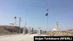 Кыргыз-тажик чек арасындагы өткөрмө бекет.