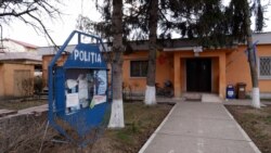 Sediul poliției din Bolintin Vale pare încremenit în timp. E locul în care, teoretic, ar trebui rezolvate probleme cetățenilor.