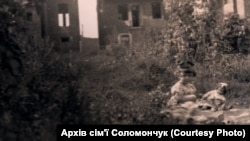 Дівчинка бавиться на фоні порожніх єврейських будинків у Турці, 1945 рік. Надано Христиною Соломончук, оцифровано ГО «Після тиші»
