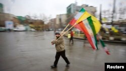 حمل پرچم‌های ایران و حزب‌الله در مراسمی حکومتی که به مناسب کشته‌شدن عماد مغنیه، از رهبران این گروه در ایران برگزار شده بود