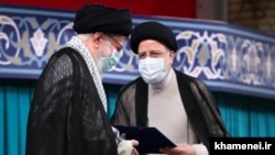 ابراهیم رئیسی و علی خامنه‌ای در مراسم تنفیذ حکم ریاست جمهوری در مردادماه ۱۴۰۰