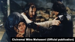 منیژه سلیمی در صحنه‌ای از فیلم اجاره‌نشین‌ها