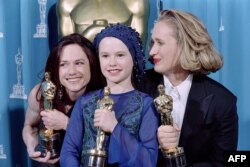 Холи Хънтър (вляво), Ана Пакуин (в средата) и Джейн Кемпиън позират с наградите си Оскар за най-добра актриса, най-добра поддържаща актриса и най-добър оригинален сценарий за филма "Пианото", 21 март 1994 г.