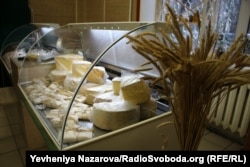 У крамниці представлені продукти, вироблені волонтерськими і ветеранськими бізнесами. Серед них, зокрема, сири, які робить ветеран з Мелітополя Володимир Мінко