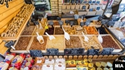 Produktet në një dyqan në Shkup. 