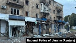 O fotografie publicată de Poliția Națională Ucraineană arată o clădire rezidențială avariată în timpul unui atac cu drone rusești în orașul Konotop, regiunea Sumî, Ucraina, pe 12 septembrie 2024.