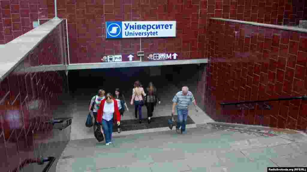 Дороговкази для гостей міста при вході до станції метро &laquo;Університет&raquo; (фото О. Овчинникова)