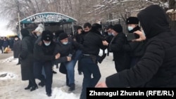 Актөбө шаарында митингге чыккан активисттерди полиция кармап кетип жатат. 27-март, 2021-жыл.