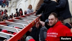 Сторонники Трампа во время штурма Капитолия