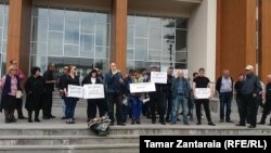 საპროტესტო აქცია გუბერნიის შენობასთან ზუგდიდში