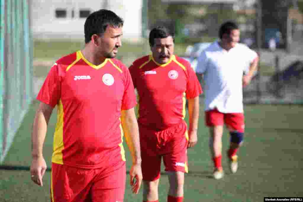 Футбол федерациясынын курамында ардагерлер дагы оюн көрсөтүштү. 