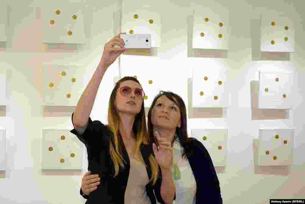 Удержаться от &laquo;сэлфи&raquo; на фоне выставляемых работ непросто.