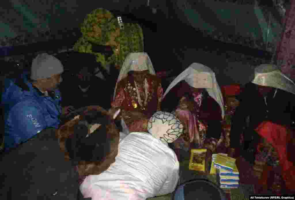 Врач Индира айым жана &quot;Азаттыктын&quot; кабарчысы бейтаптарга дары таратып, түшүндүрмө берүүдө.