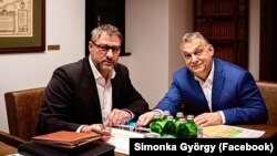 Simonka György fideszes országgyűlési képviselő Orbán Viktor miniszterelnökkel. (Forrás: Simonka György Facebook oldala. 2020. március 9.)