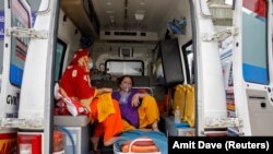 Dy gra të Indisë brenda një automjeti të ndihmës emergjente shëndetësore. 