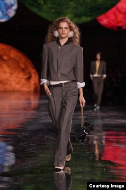 Адица Берзения на показе Chanel