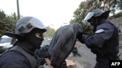 Согласно французским законам, спецназ не имеет права проводить митинги. Но французские омоновцы нашли способ выразить свой протест