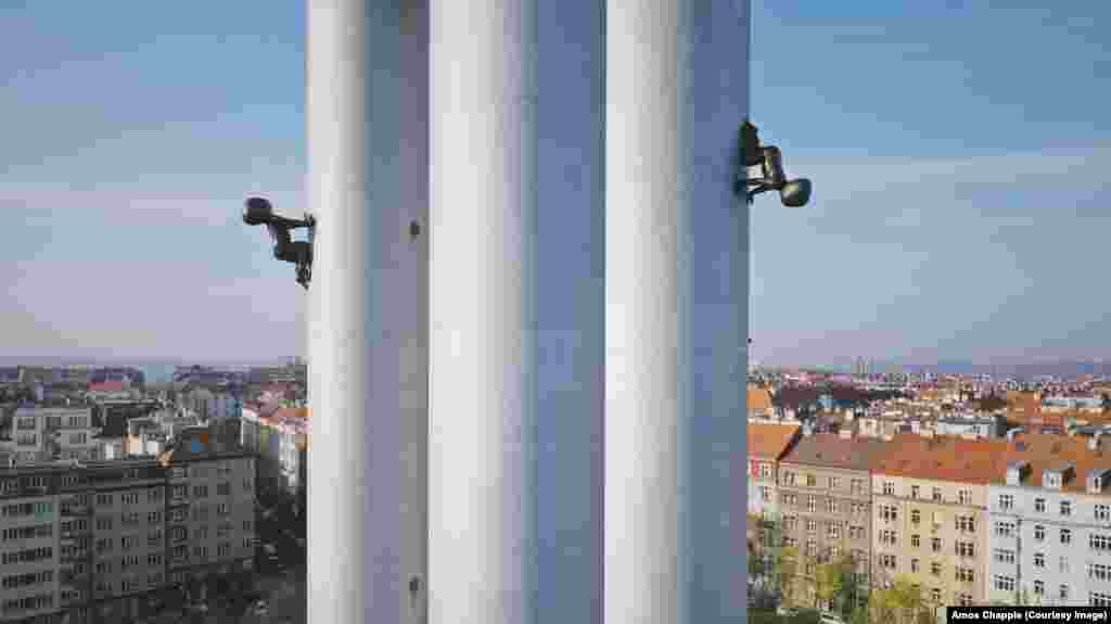 Црни бебиња се качуваат по столбот на телевизиската кула Жижков, највисокото здание во Прага. Бебињата се долги 3,5 метри и ги направи современиот чешки уметник Давид Черни. Секое бебе тежи околу 250 килограми. &nbsp;