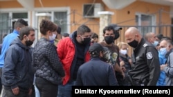 Policajac u Sofiji razgovara sa Romima, april 2020. Romi su se okupili kako bi izrazili zabrinutost zbog gubitka posla zbog restriktivnih mjera protiv korona virusa.