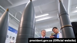 Президент України Петро Порошенко під час відкриття виробничої лінії із виготовлення артилерійських снарядів великих калібрів на ДАХК «Артем» Державного концерну «Укроборонпром», 9 серпня 2018 року 