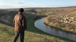 Moldova - Merg la casa cea pustie, Nicolae, Pus si simplu, Moldova, foto/docuemntar de Victor Gălușcă, aprilie 2021