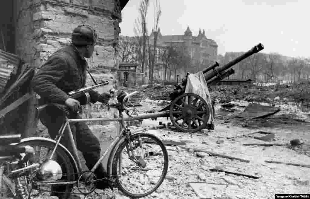 Soldat al Armatei Roșii la Budapesta în 1945.&nbsp;