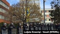 Forcat e rendit rrethojnë Kuvendin