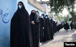 حضور زنان در یکی از مراکز رأی‌گیری در انتخابات ۱۴۰۰