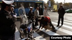 صحنه یک نزاع خیابانی؛ دو جوان در حضور دست کم سه نیروی پلیس با یکدیگر گلاویز شده‌اند