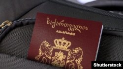 Наразі грузинський паспорт (на фото) дає можливість безвізового в'їзду до країн Євросоюзу
