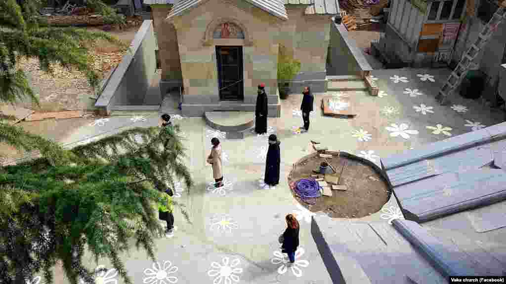 Чиркөөнүн короосуна тартылган гүлдөр сыйынууга келгендерге аралыкты сактоого жардам берет. Тбилиси. 25-март, 2020-жыл.&nbsp;