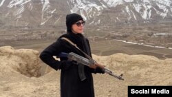 Uly ýaşdakylar üçin kino ýyldyzy Uitni Raýt Instagram’da Owganystana eden syýahatyny dokumentleşdirdi. Soňky ýyllarda ol Eýran, Yrak, Siriýa we Liwan ýaly aglaba bölegi musulmanlardan bolan ýurtlara hem syýahat etdi.